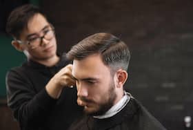 Keskin Çizgili Yandan Ayrılan Saç Modeli Keskin Çizgili Yandan Ayrılan Saç Modeli